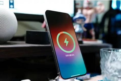 小板镇苹果15换屏服务分享用什么充电器给iPhone15充电更好 